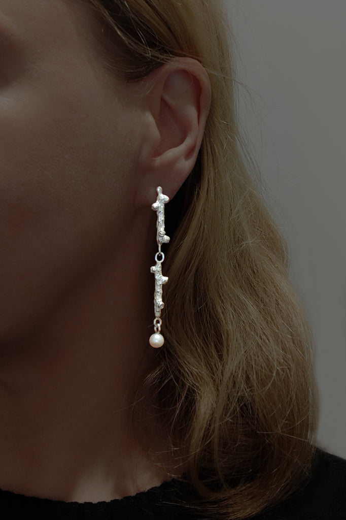 Lange Ohrhänger aus Silber mit Süßwasserzuchtperlen Lerchenzweige