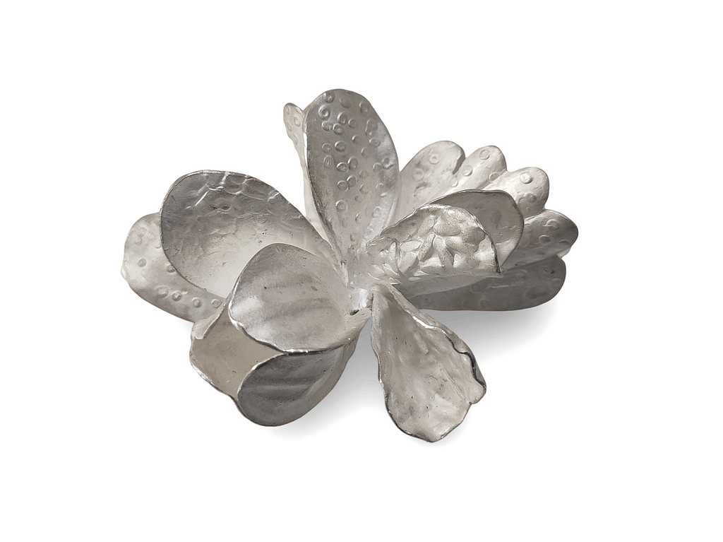 Brosche aus Silber in Blütenform