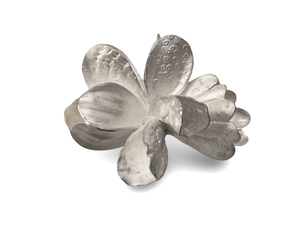 Brosche aus Silber in Blütenform