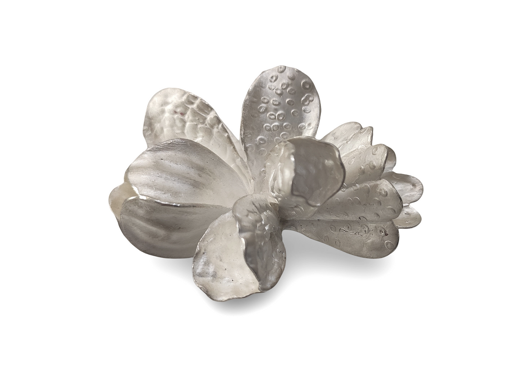 Brosche aus Silber in Blütenform