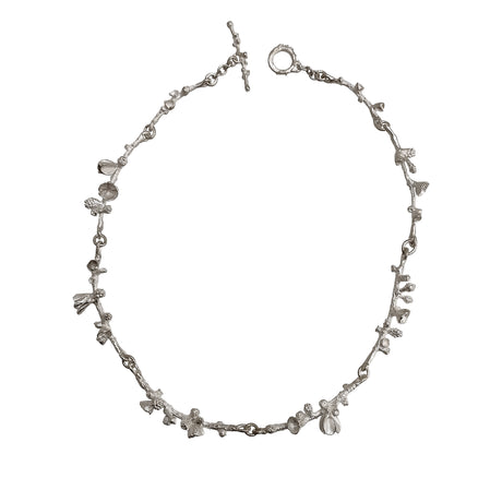 Eleganter Halsschmuck aus Silber, bestehend aus vielen Blüten-, Knospen- und Beerenelementen