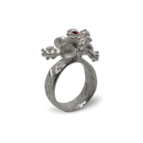 Ring aus Silber in Blüten-und Knospenform mit geprägter Ringschiene und kleinem Rubin