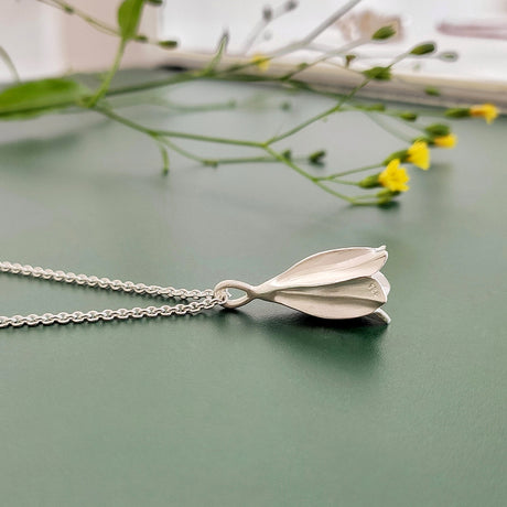 Anhänger in Form einer Glockenblume aus Silber an einer Silberkette von Dörte Dietrich Schmuck Leipzig