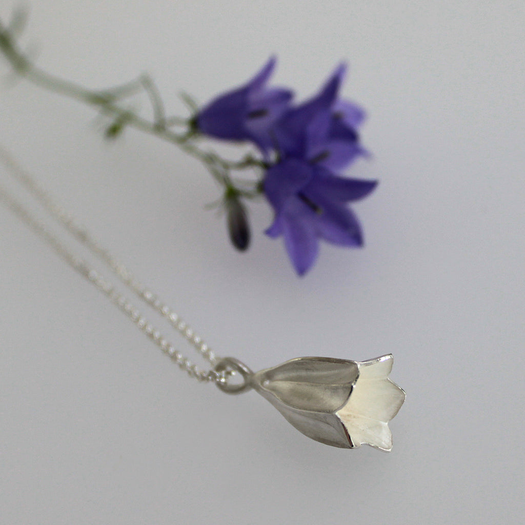 Anhänger in Form einer Glockenblume aus Silber an einer Silberkette von Dörte Dietrich Schmuck Leipzig