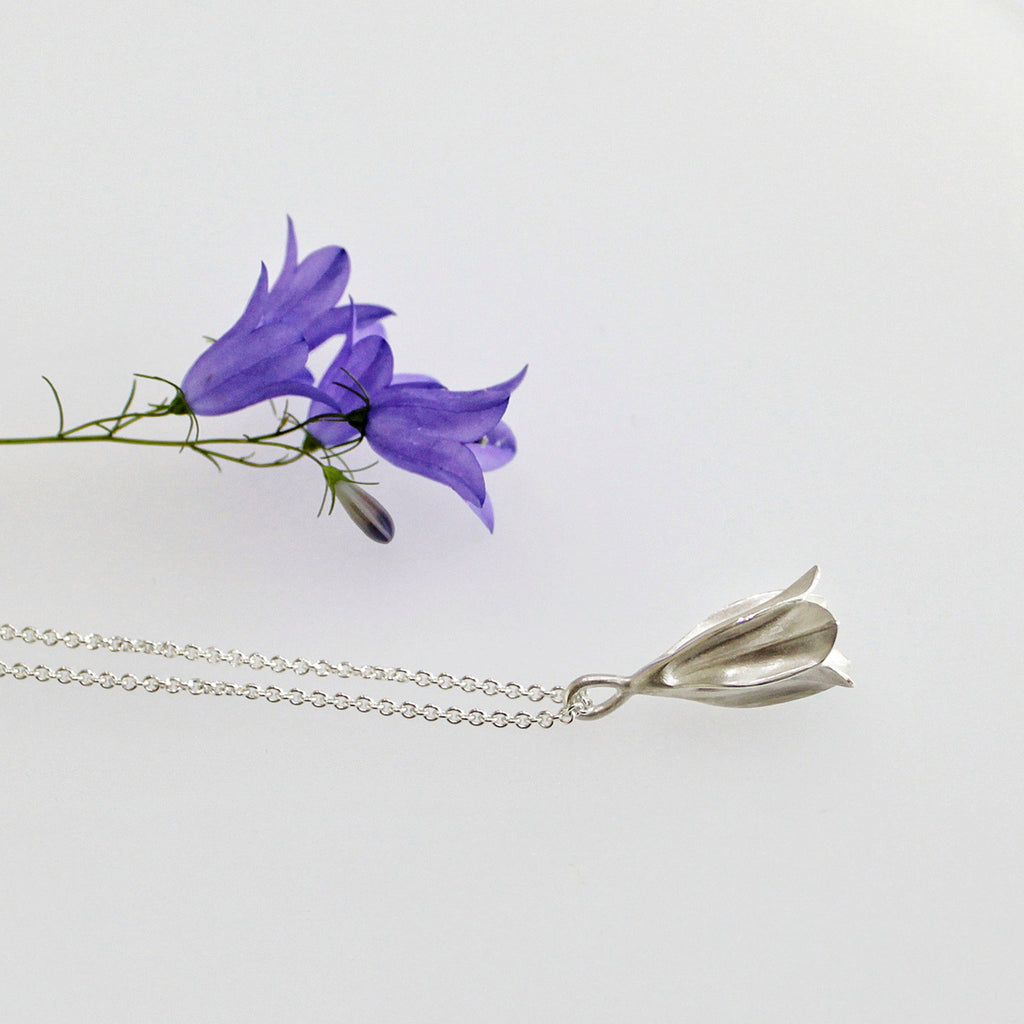 Anhänger in Form einer Glockenblume aus Silber an einer Silberkette von Dörte Dietrich Schmuck Leipzig