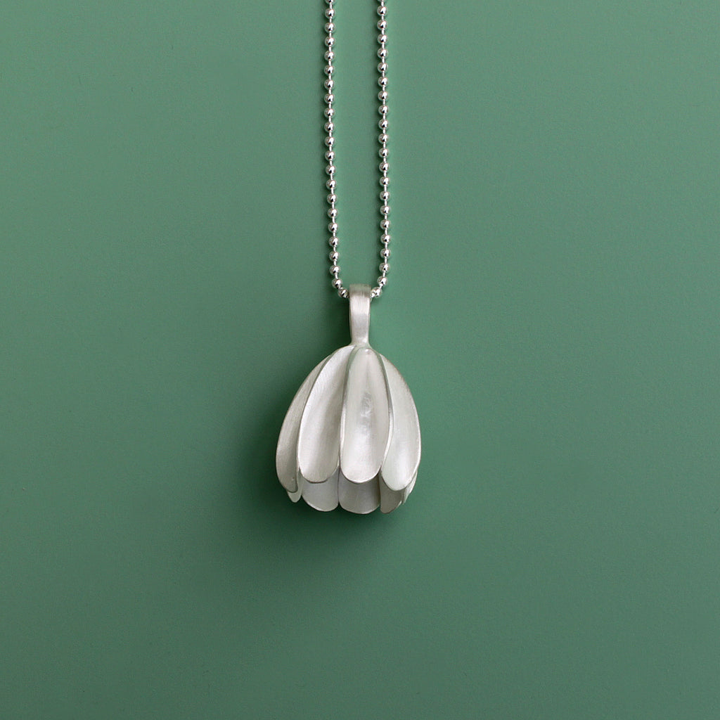 Anhänger mit Kette aus Silber in glockiger Blütenform von Dörte Dietrich Schmuck Leipzig