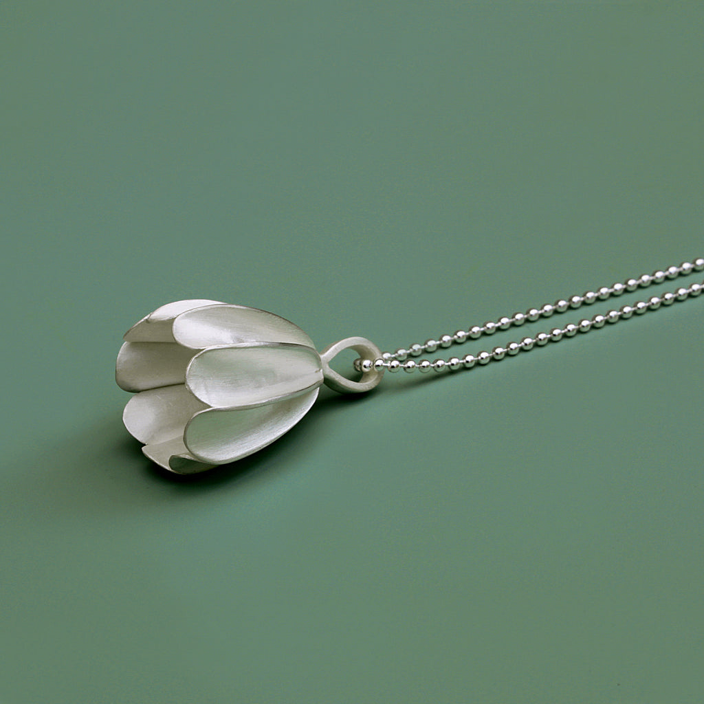 Anhänger mit Kette aus Silber in glockiger Blütenform von Dörte Dietrich Schmuck Leipzig