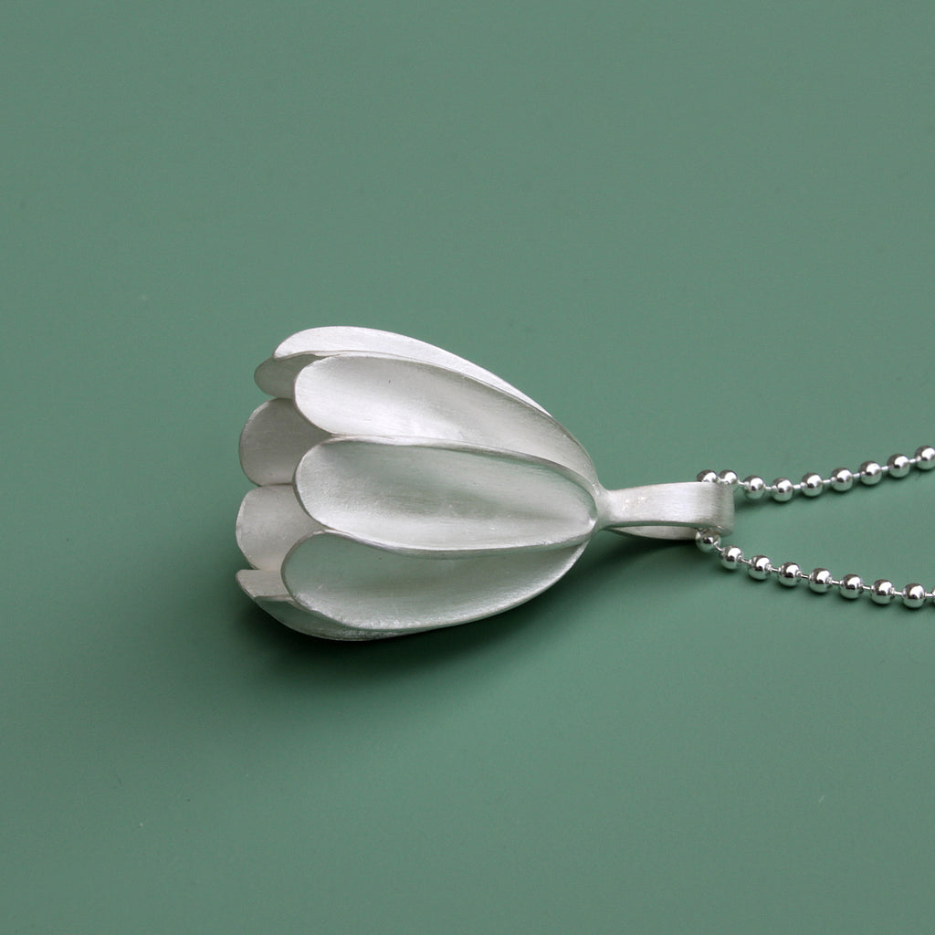 Anhänger mit Kette aus Silber in glockiger Blütenform von Dörte Dietrich Schmuck Leipzig