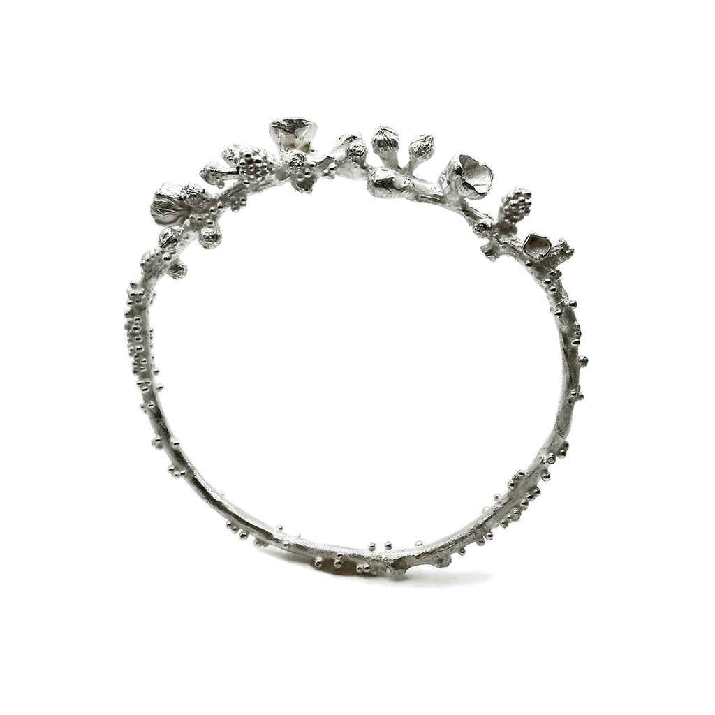 märchenhafter Armreif aus Silber überzogen mit kleinen Knospen und Beeren