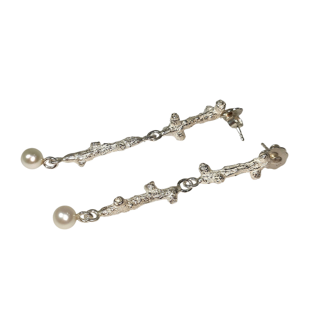 Ohrhänger aus Silber mit Süßwasserzuchtperle in Lerchenzweigform