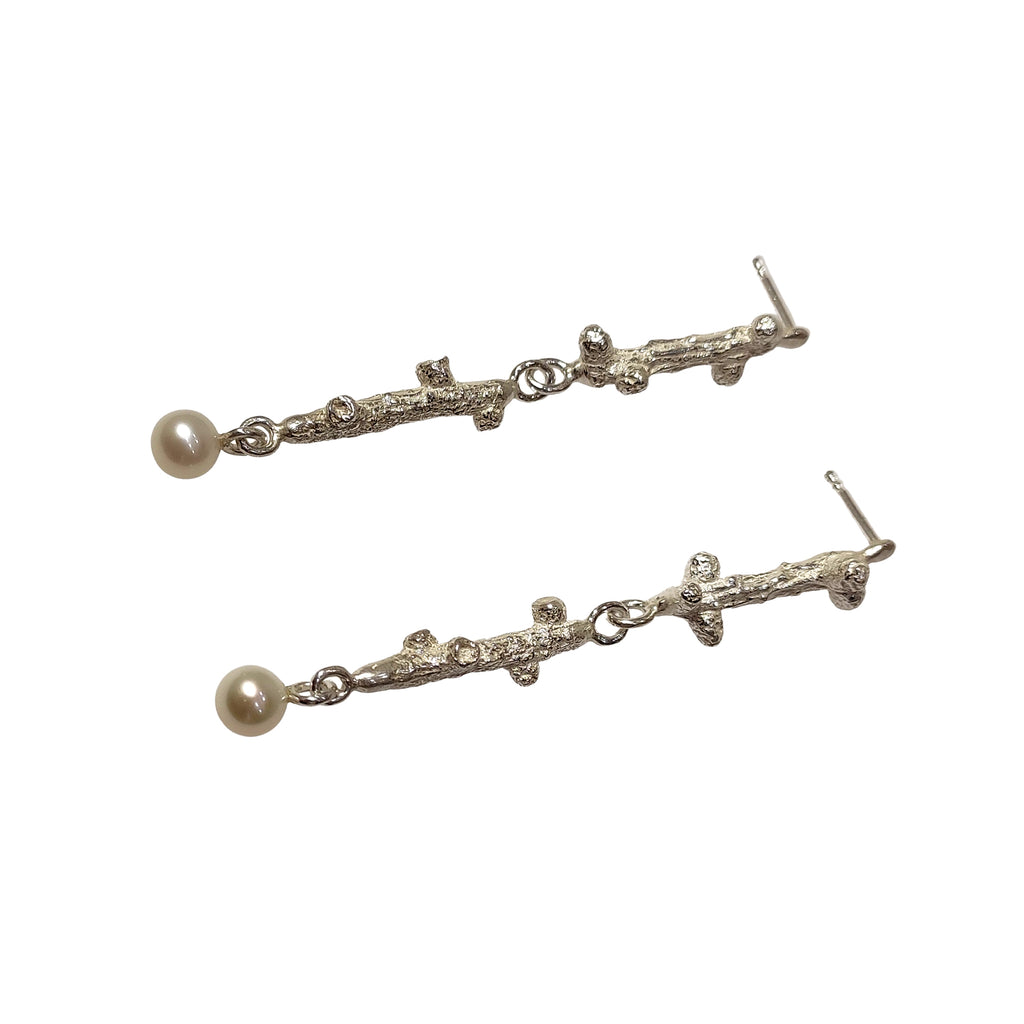 Ohrhänger aus Silber mit Süßwasserzuchtperle in Lerchenzweigform