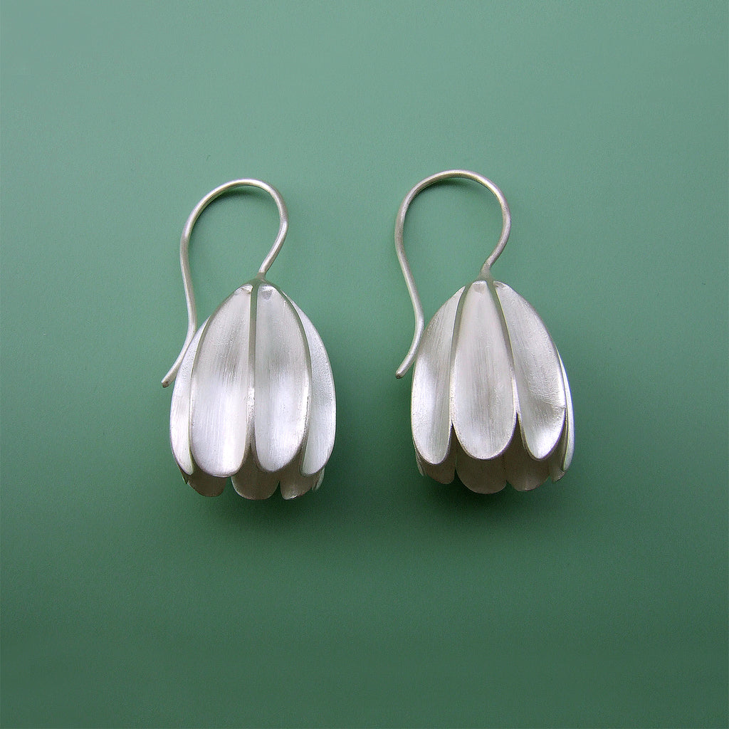 Ohrringe aus Silber in glockiger Blütenform, Blütenohrringe, romantische Silberohrringe von Dörte Dietrich Leipzig
