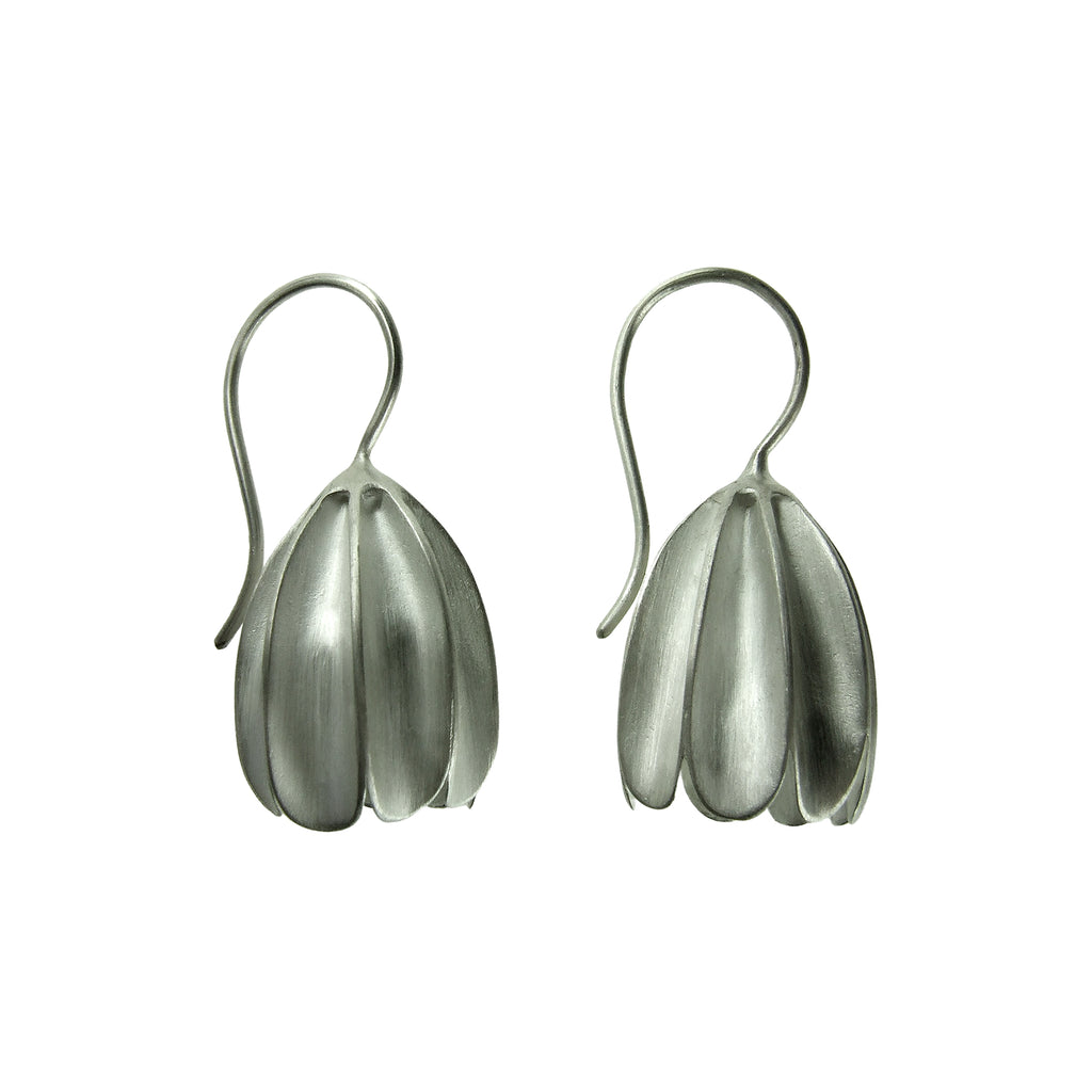 Ohrringe aus Silber in glockiger Blütenform, Blütenohrringe, romantische Silberohrringe von Dörte Dietrich Leipzig
