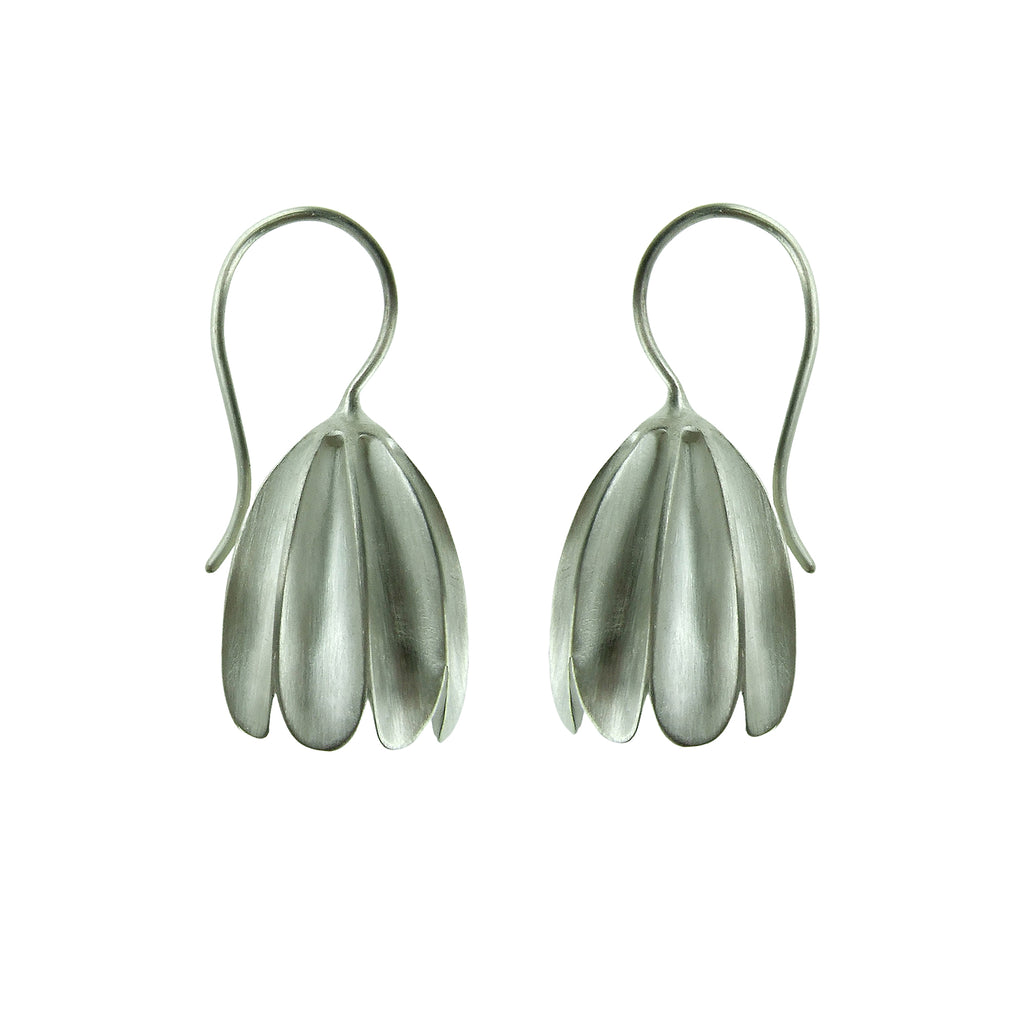 Ohrringe aus Silber in glockiger Blütenform, Blütenohrringe, romantische Silberohrringe von Dörte Dietrich Leipzig