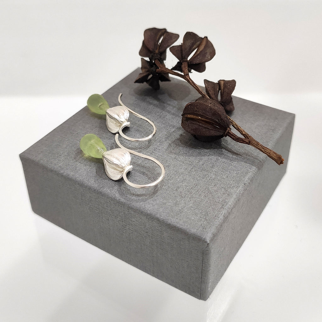 Ohrringe aus Silber mit Prehnit. Abguss einer Prunkspiere