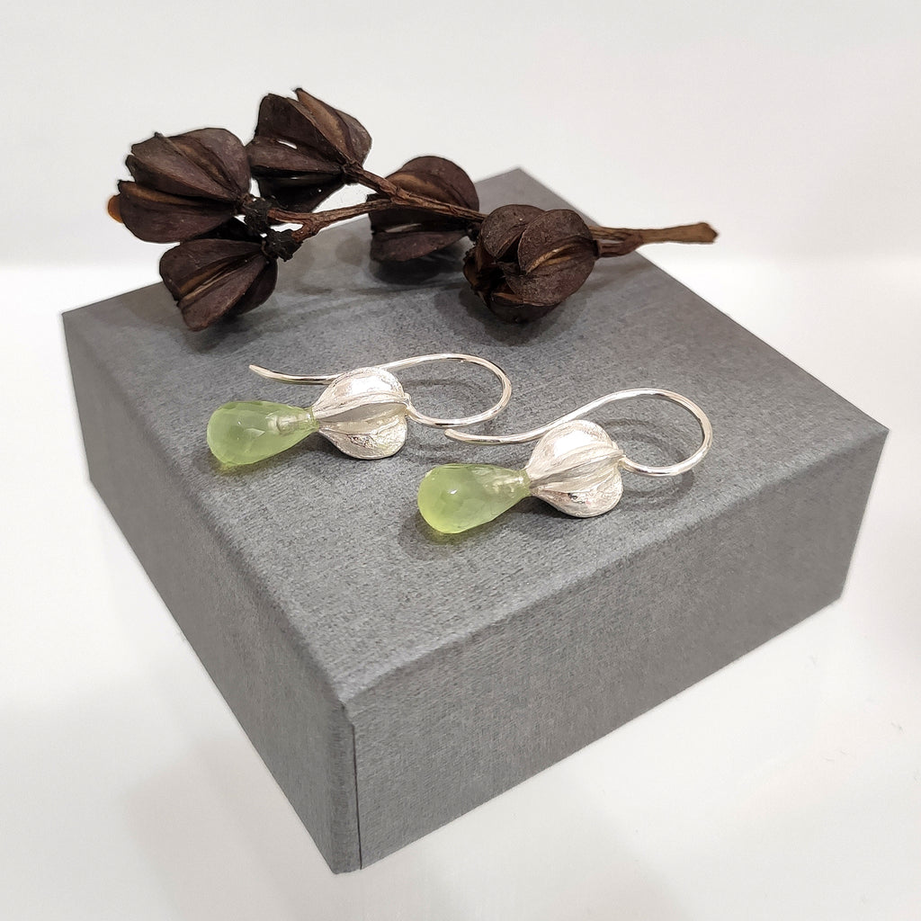 Ohrringe aus Silber mit Prehnit. Abguss einer Prunkspiere