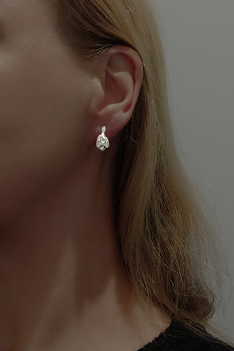 Ohrstecker aus recyceltem Sterling Silber in Beerenform Ansicht am Ohr getraagen