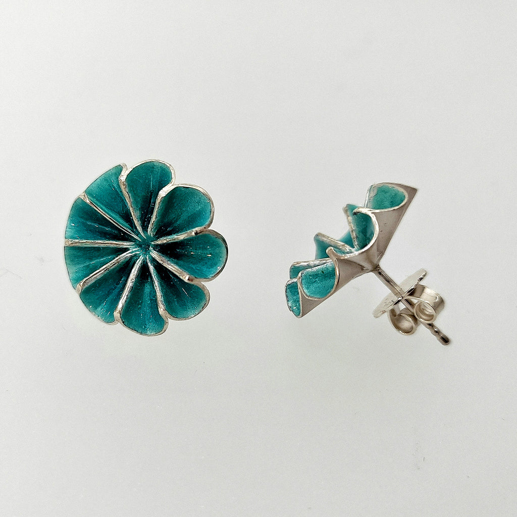 Blau emaillierte Ohrstecker aus Silber in Blütenform