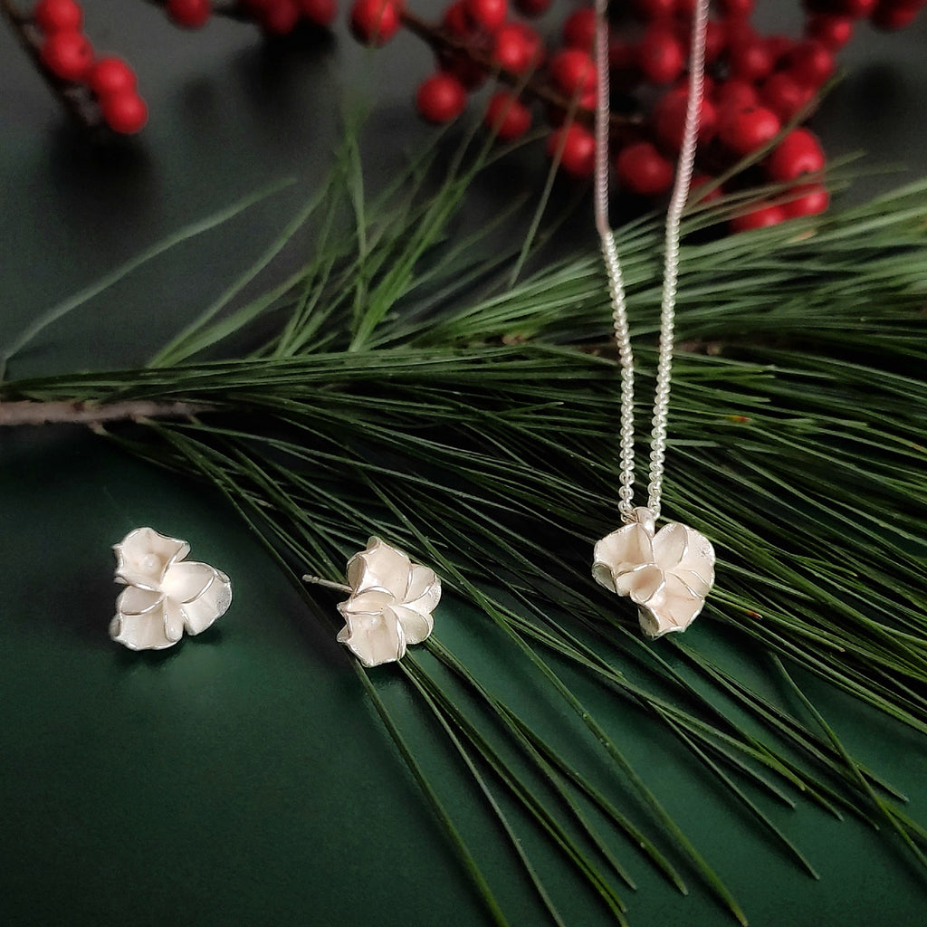 Ohrstecker und Anhänger aus Silber in Blütenform Weihnachtlich