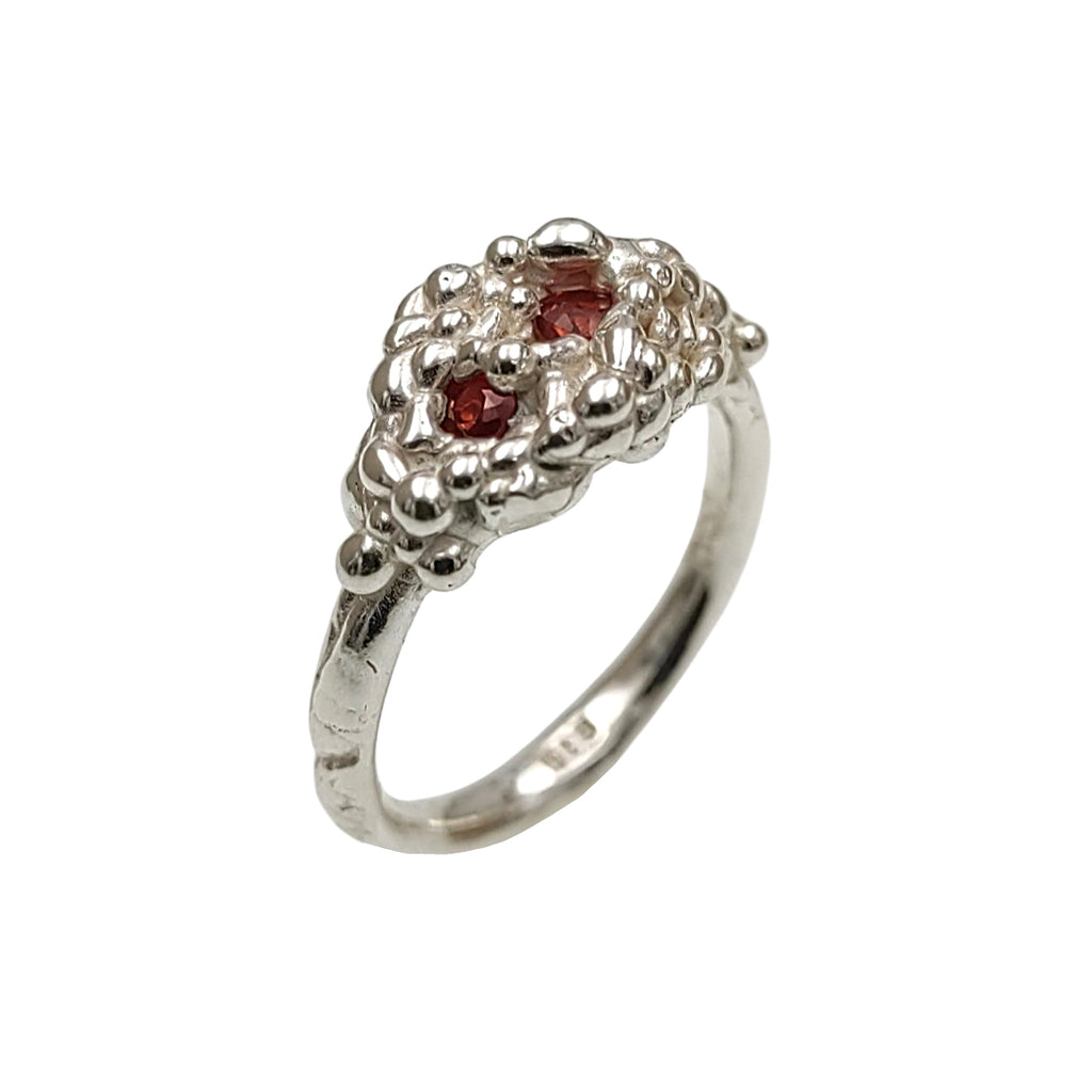 Ring aus Silber mit roten Saphiren