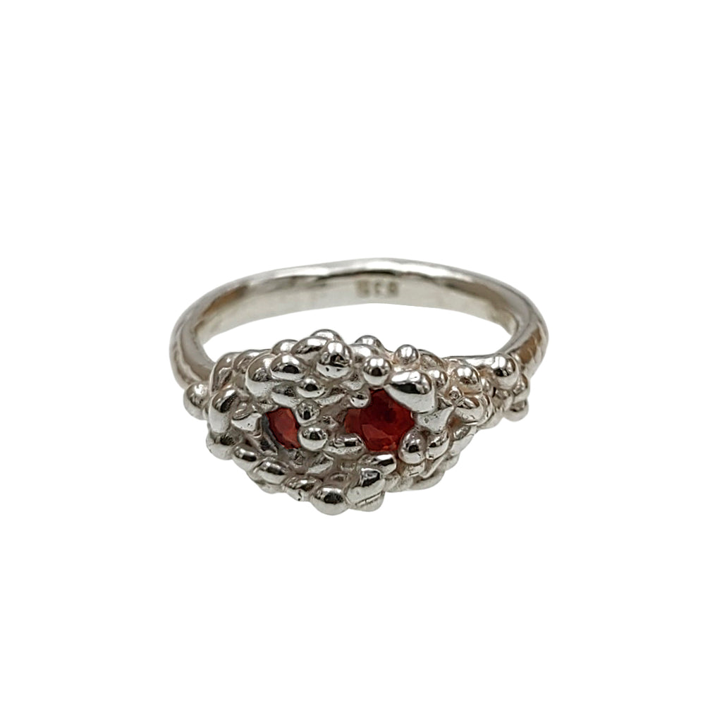 Verlobungsring aus Silber mit roten Saphiren