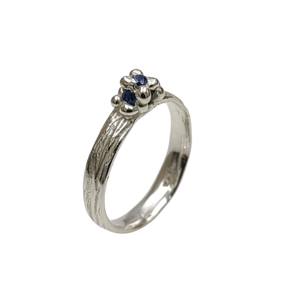 Ring aus Silber mit blauen Saphiren