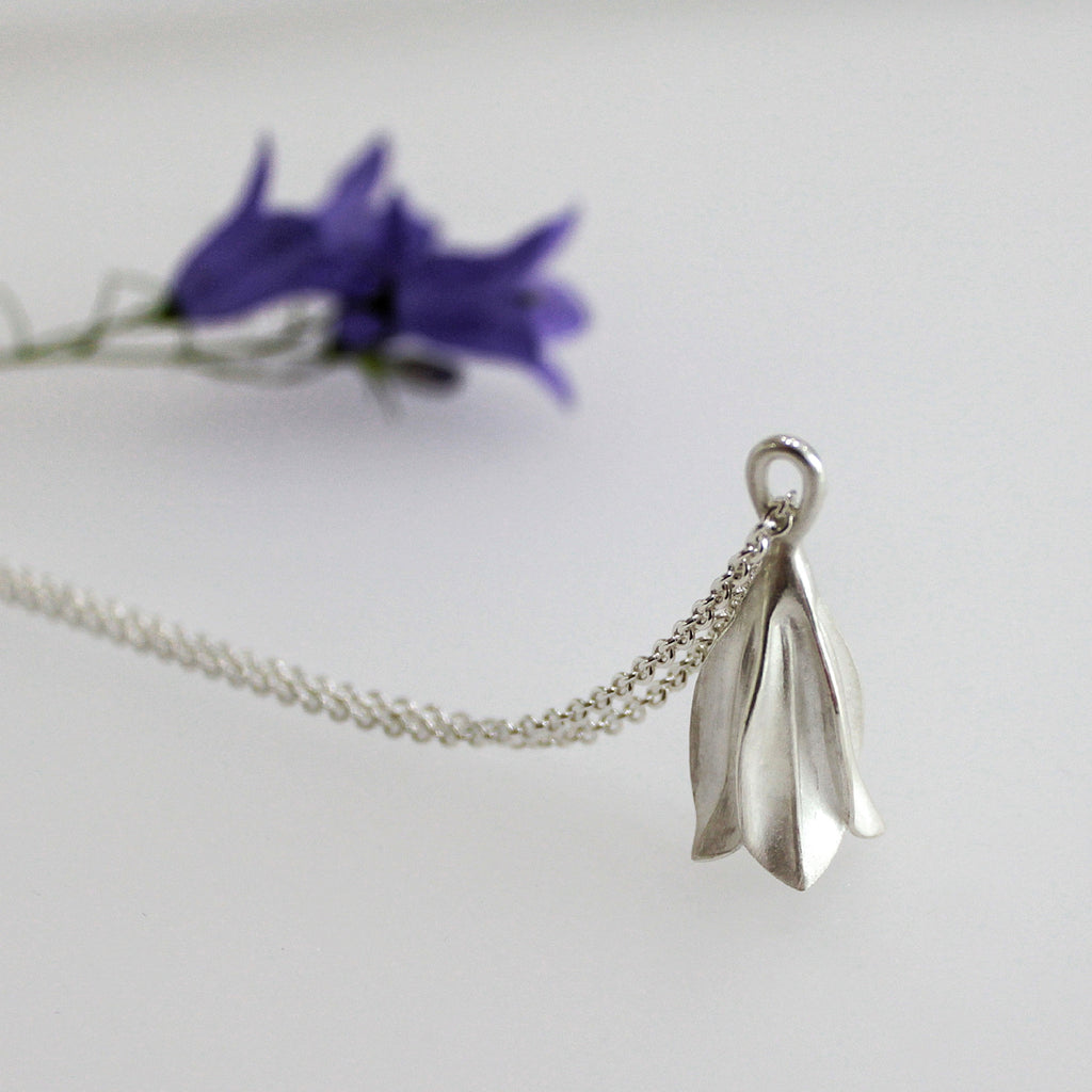 Anhänger in Form einer Glockenblume aus Silber an einer Silberkette von Dörte Dietrich Schmuck Leipzig
